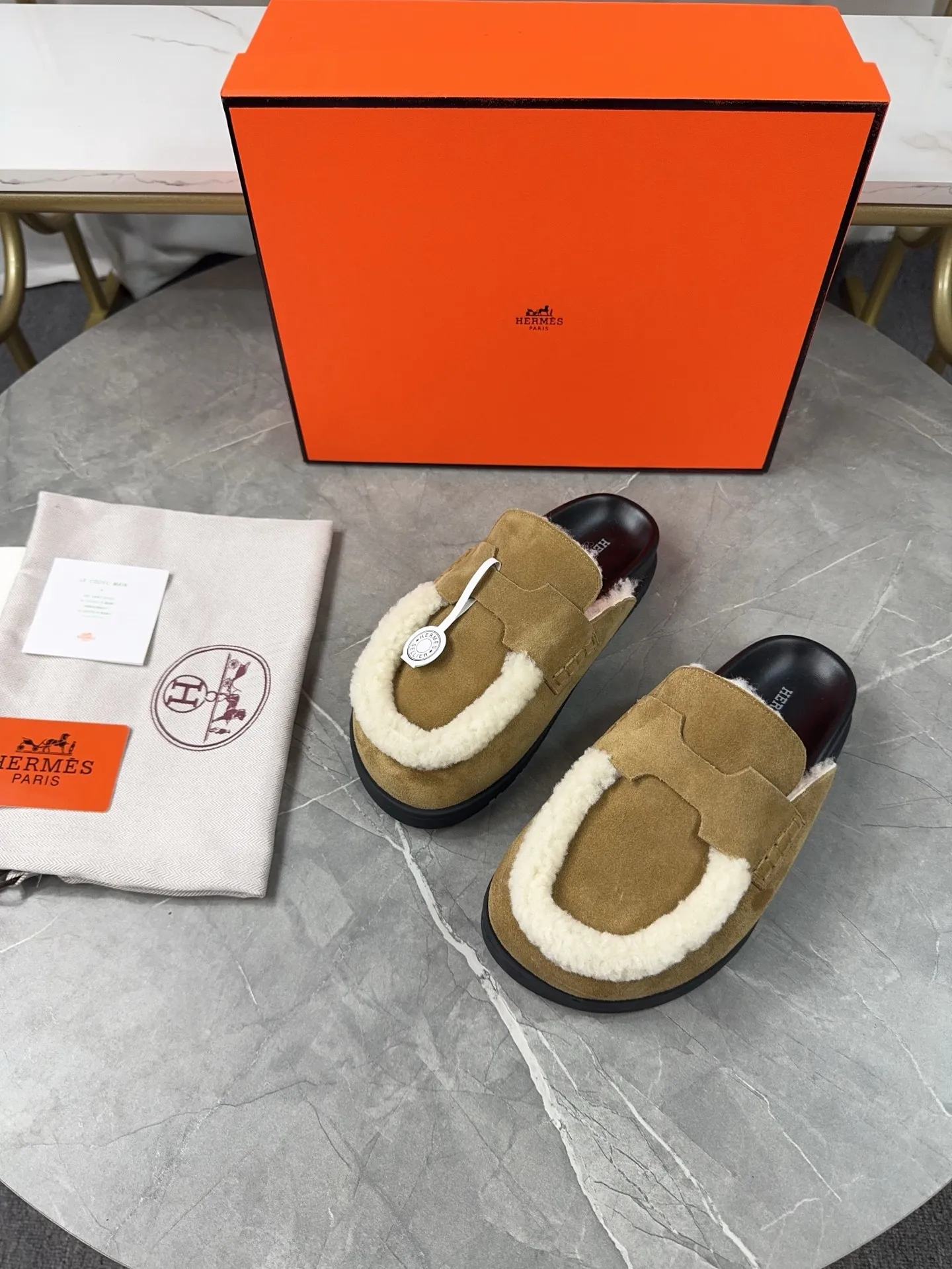 p460🐮🐮HERMES Birkenstock Mules🍬 Spring and summer really need versatile slippers. They have a casual and high-end feel, and the comfort is also great. The large toe design adds a playful feel, and the slip-on design is convenient and practical to wear. 🌷Upper: original high mercerized cow velvet 🌷Inner lining: wool 🌷Outsole: original TPU water platform + rubber film combination 🌷Number of sizes: women's size 35-40 (40-41 -42 is not returnable) men's size: 38-45 (45 is not returnable)